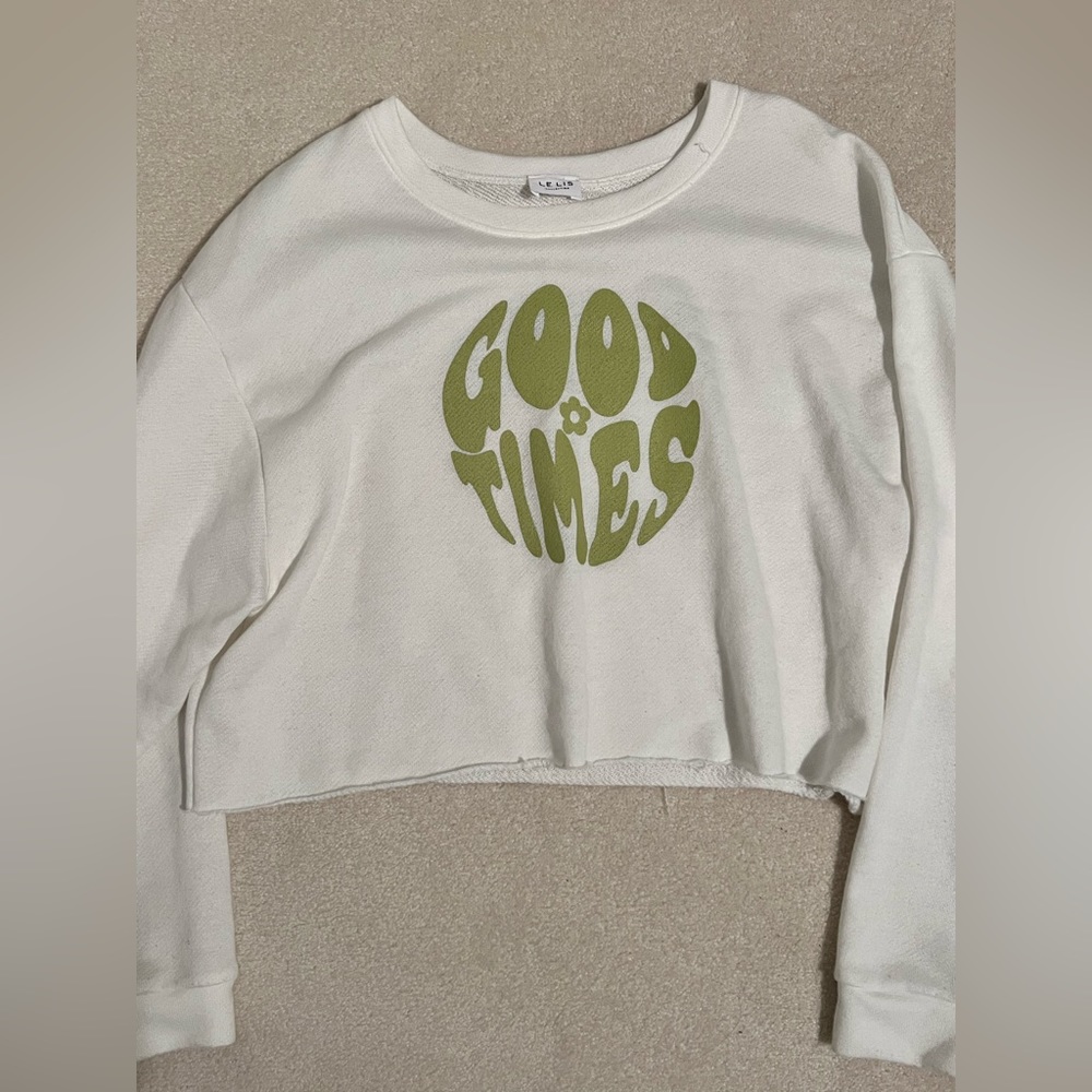 LE LIS boutique brand long sleeve, white cropped long sleeve graphic top